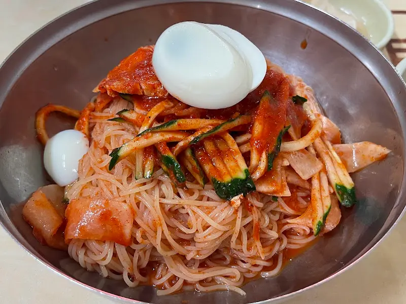 비빔밀면의 풍성한 고명