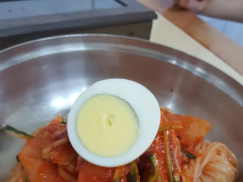 비빔밀면 근접 촬영