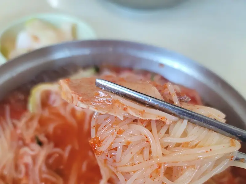 젓가락으로 면을 들어올린 모습