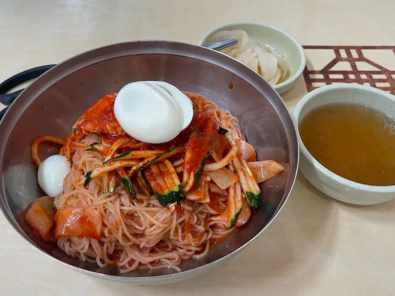 물밀면과 비빔밀면 한 상 차림