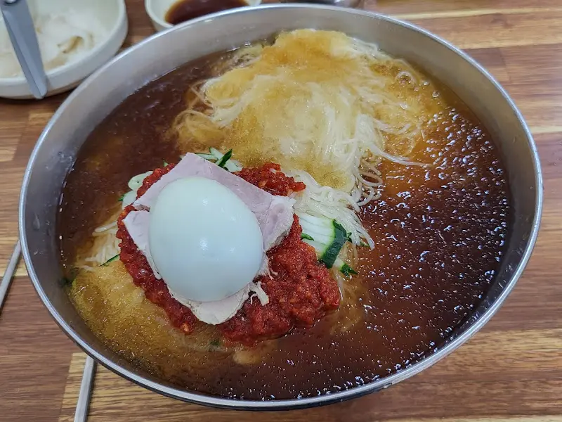 양이 정말 푸짐한 밀면