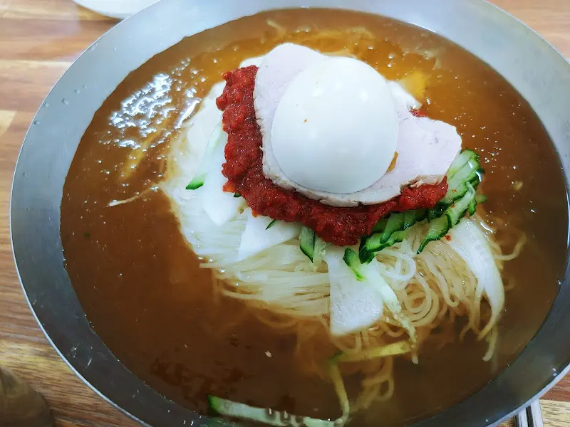 푸짐한 밀면 한 상