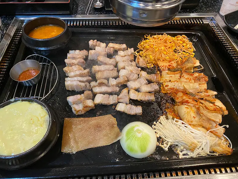 다 익은 삼겹살과 함께 구워진 김치, 콩나물, 버섯