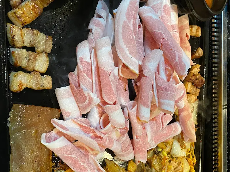 불판 위에 가득 올려진 삼겹살