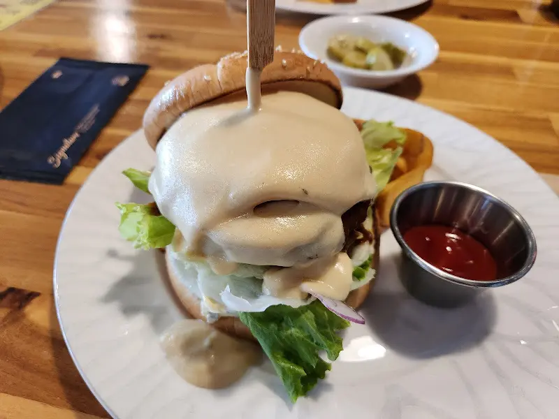 소스가 듬뿍 뿌려진 코너버거