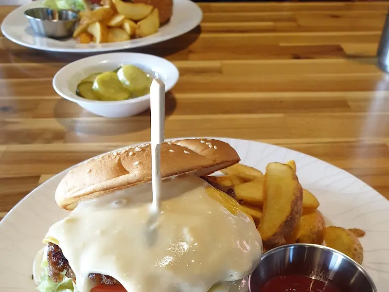 코너버거와 감자튀김