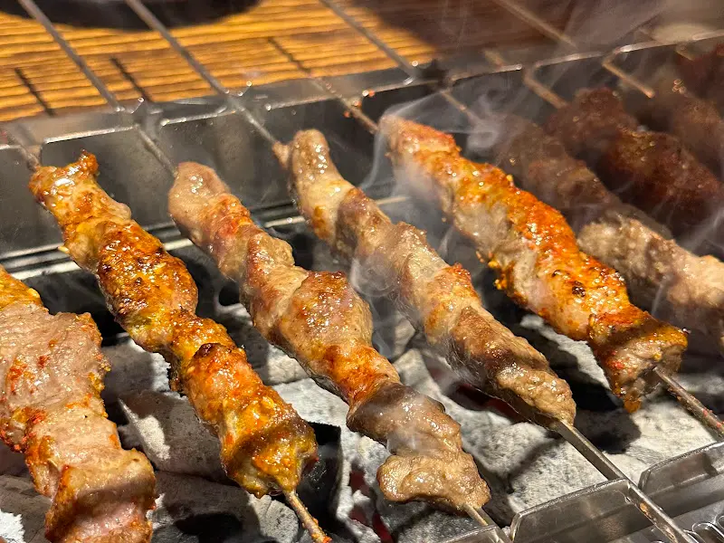 숯불 위에서 구워지는 양꼬치