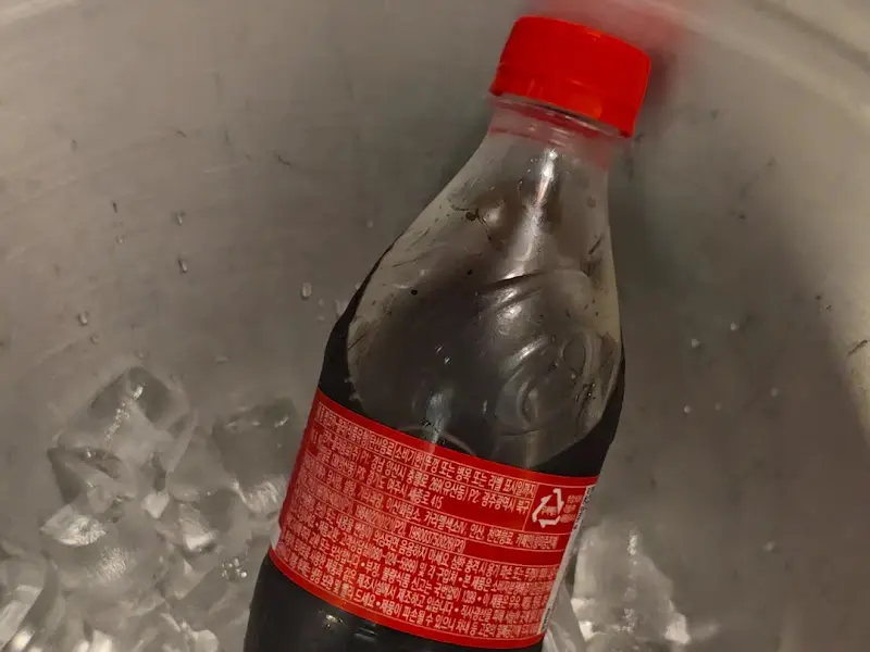 얼음물에 담긴 콜라