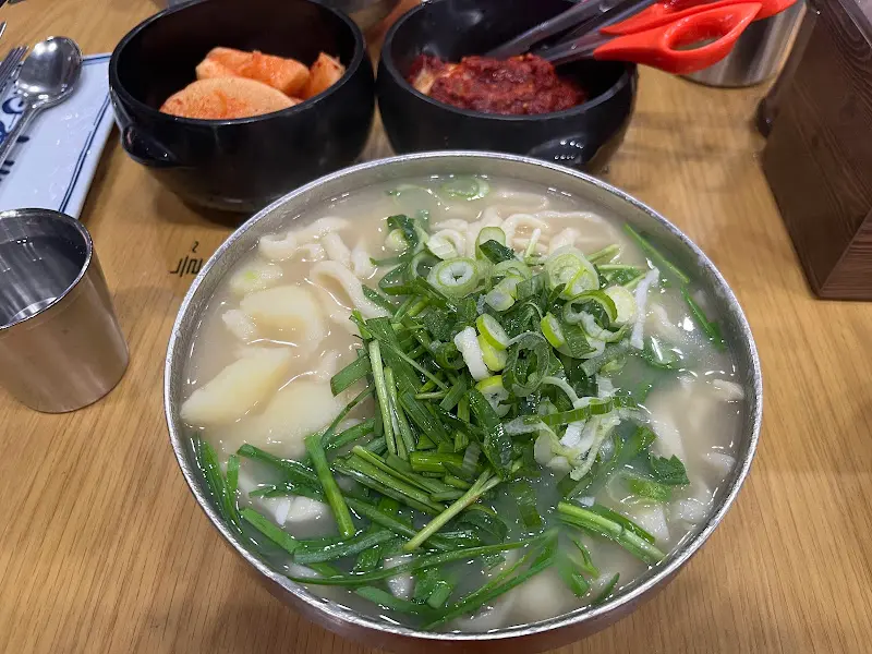 테이블 위에 놓인 칼국수와 김치