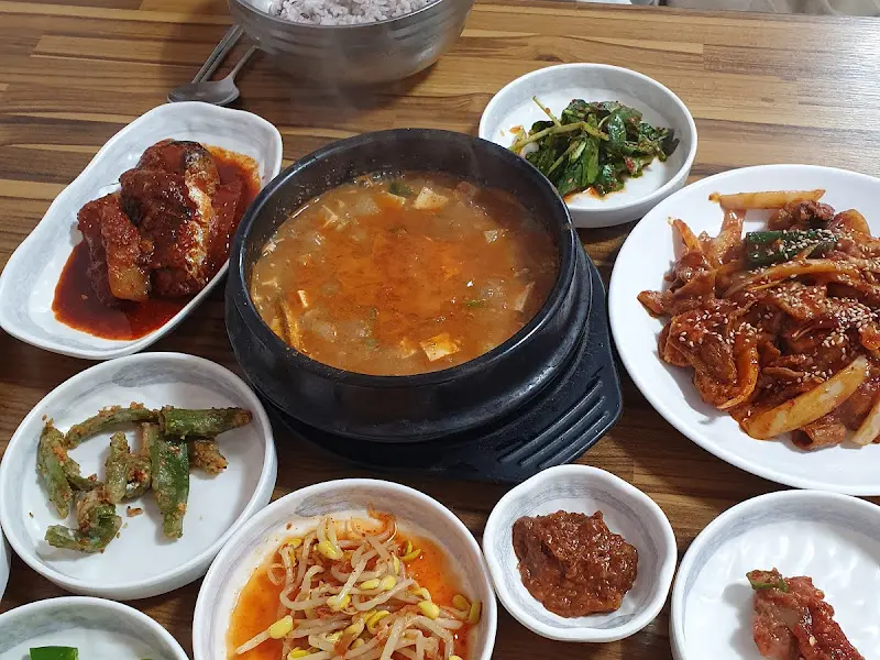 한 상 가득 차려진 밥상