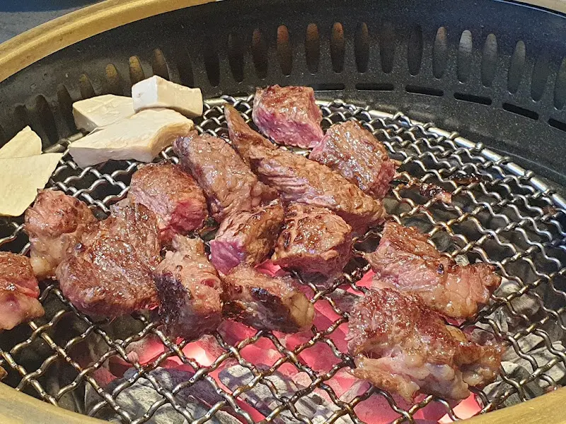 숯불 위에서 익어가는 소고기