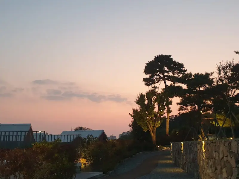 저녁 노을이 아름다운 우설화 주변 풍경