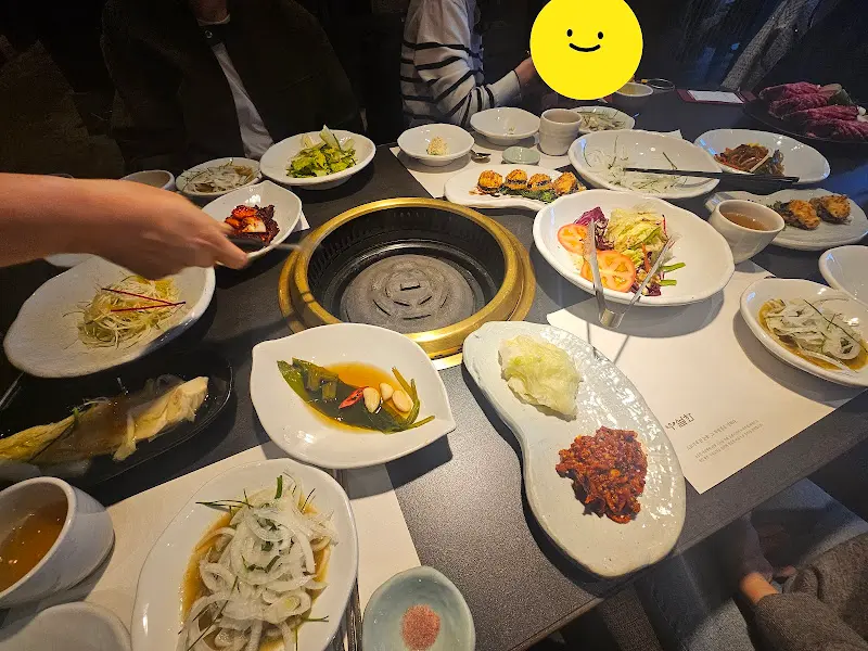 다채로운 밑반찬이 차려진 테이블