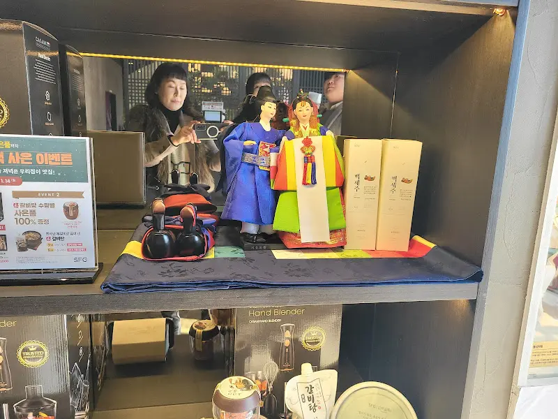 한복을 입은 인형 장식