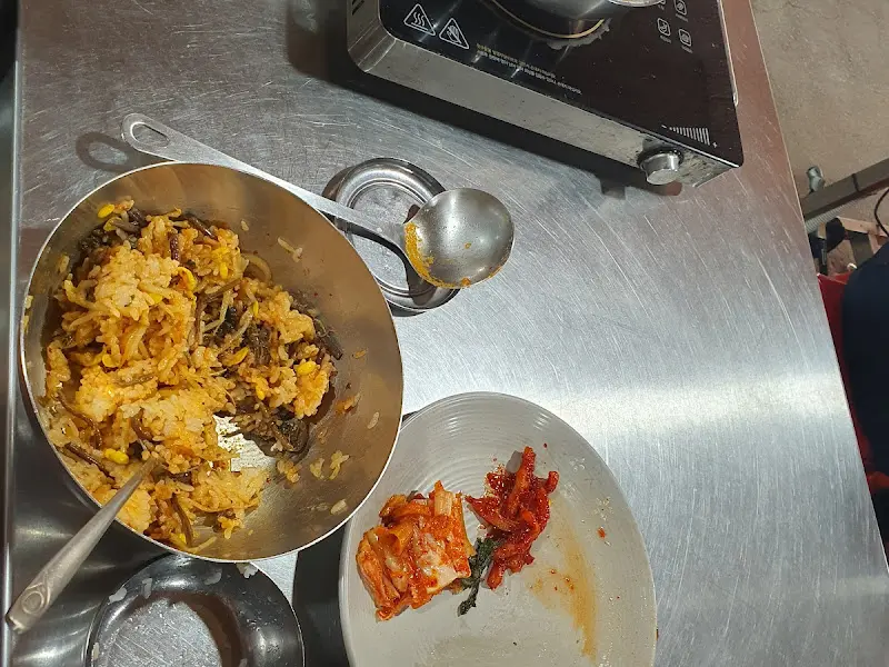 음식을 만드는 모습