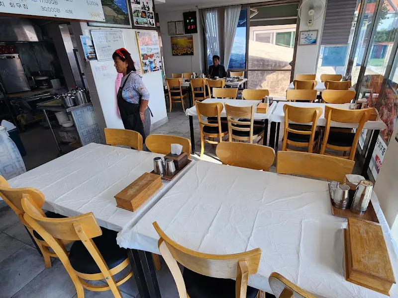 해바라기식당 내부 테이블