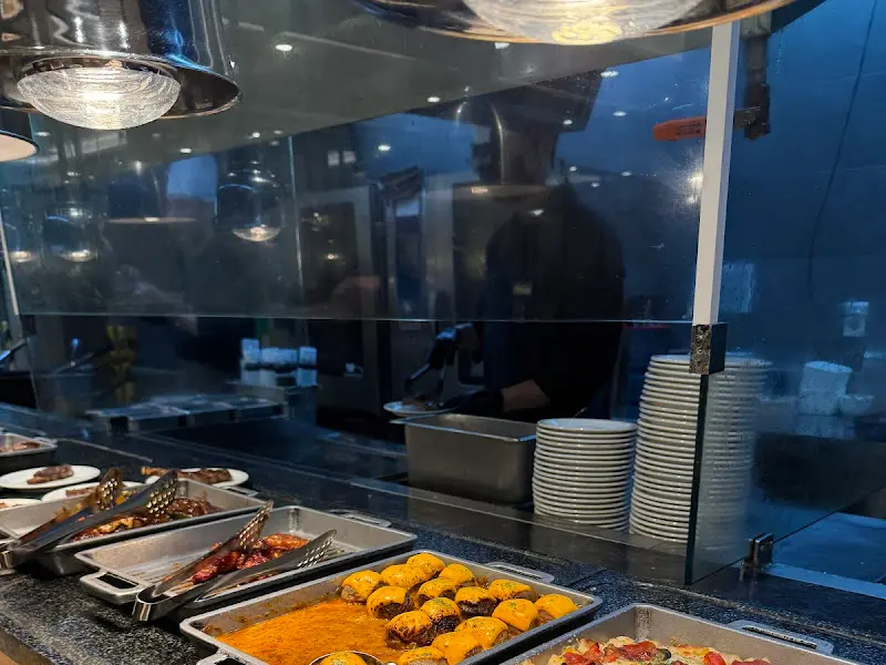 신선한 해산물이 가득한 뷔페 코너