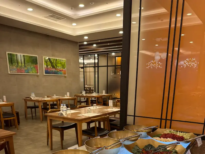 깔끔하게 정돈된 뷔페 음식 코너