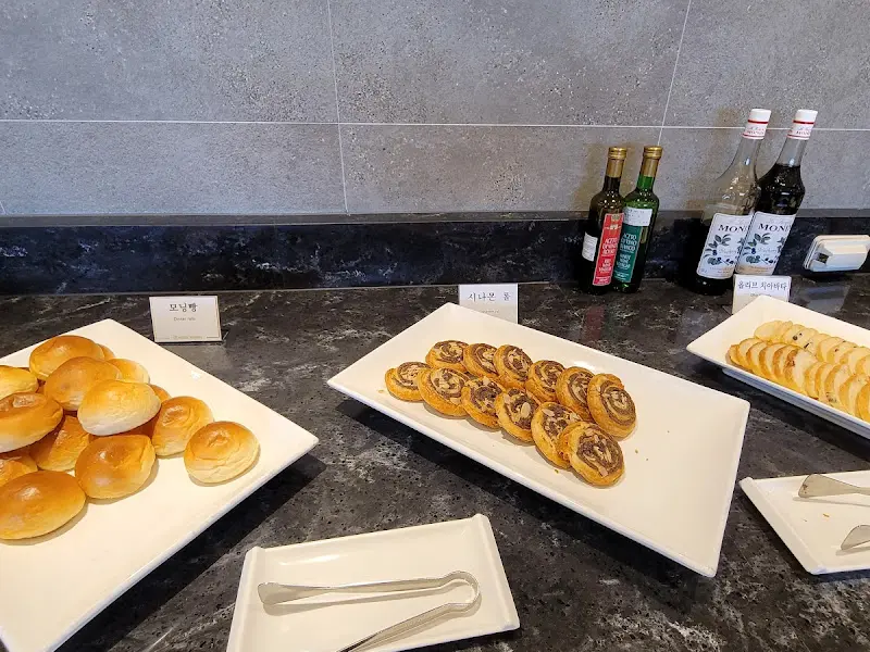 다양한 빵이 준비된 코너