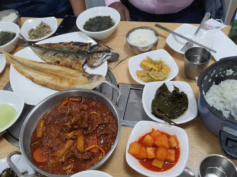 한상 가득 차려진 소갈비찜 정식