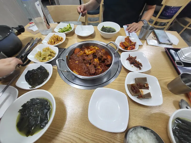 소갈비찜과 밥, 그리고 밑반찬들