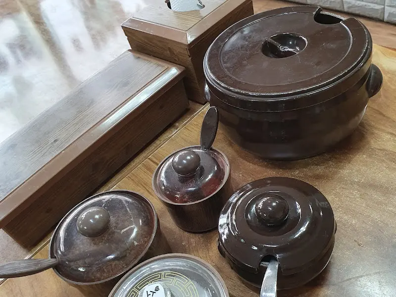 테이블에 비치된 들깨가루, 고추장 양념, 김치