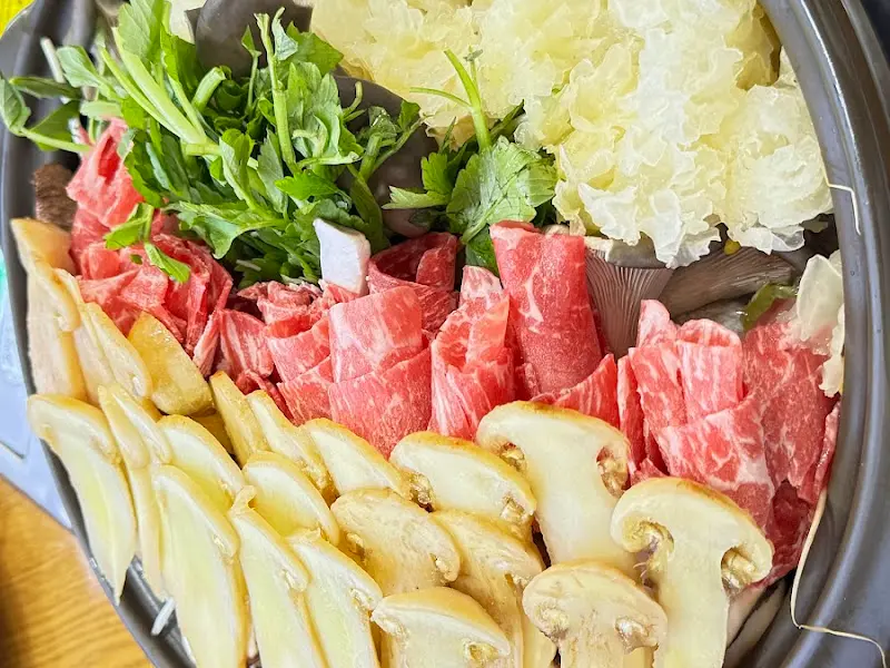 전골에 들어간 소고기와 버섯.