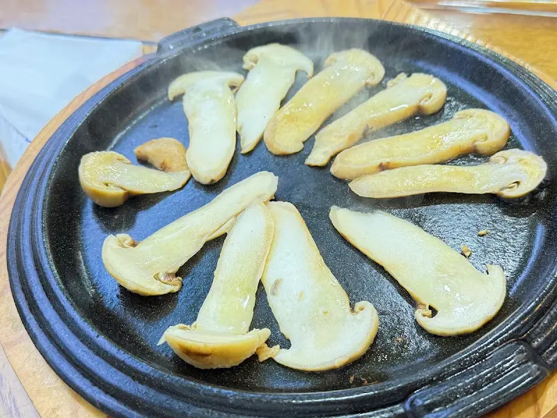 불판에 구워지고 있는 송이버섯.