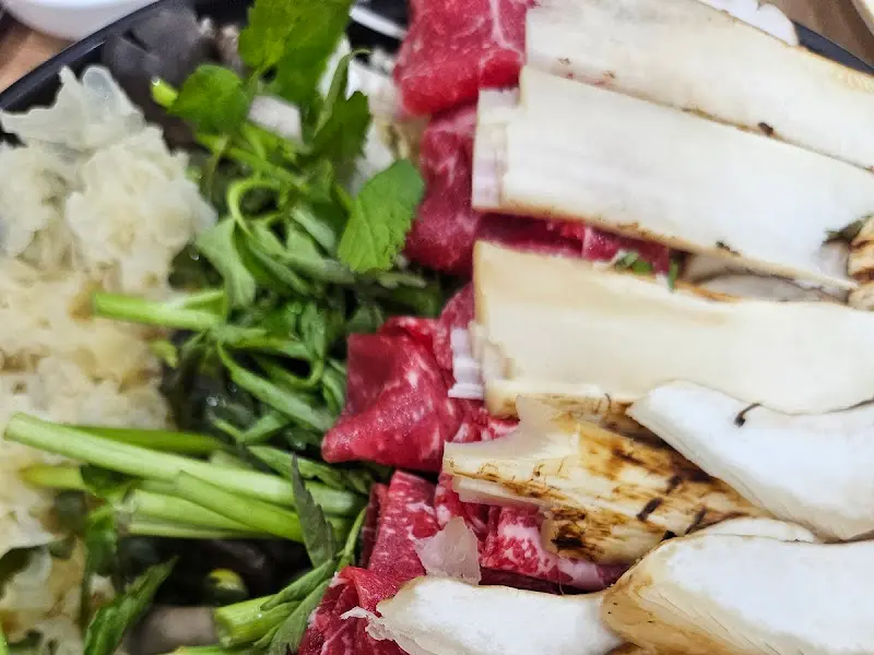 전골에 들어간 재료들의 클로즈업 샷.