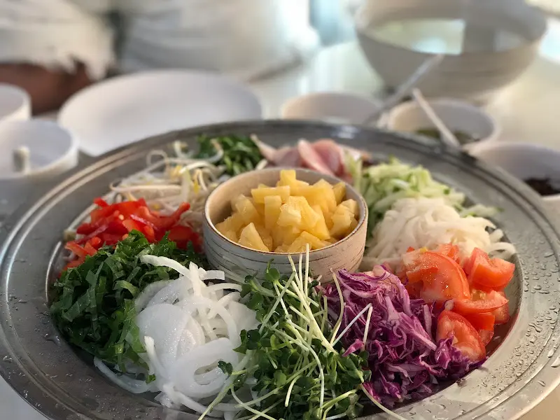 싱싱한 채소들이 정갈하게 담겨 나온 월남쌈