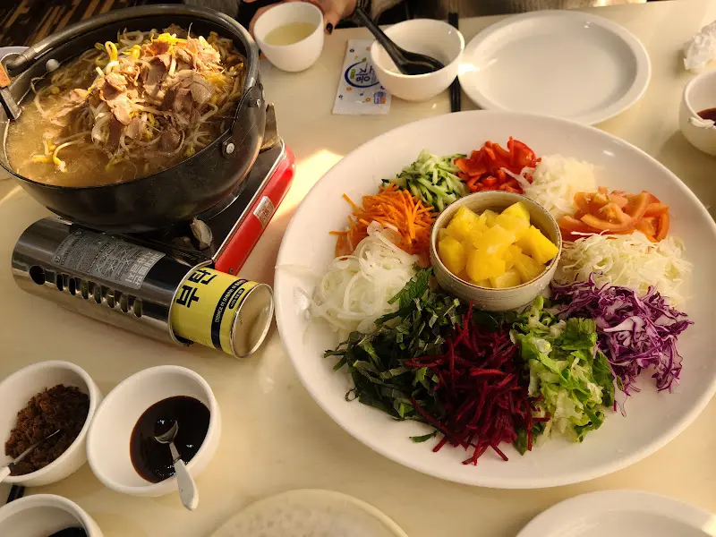 뜨끈한 육수에 담겨져 나오는 숙주와 고기, 그리고 쌀국수