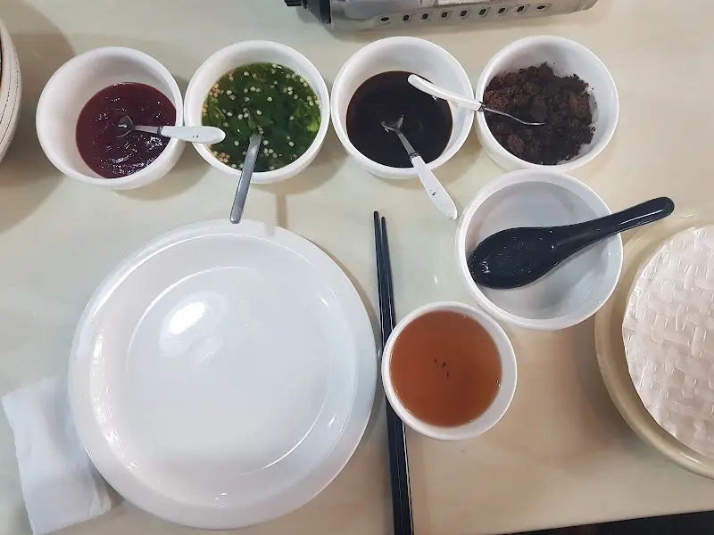 다양한 소스가 준비되어 있어 취향에 따라 즐길 수 있는 월남쌈