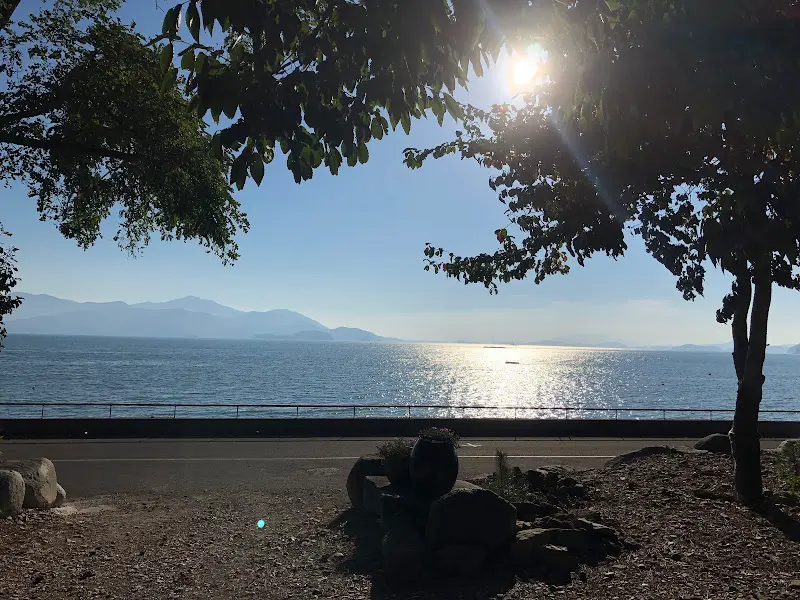 푸른 바다를 배경으로 여유로운 시간을 보낼 수 있는 공간
