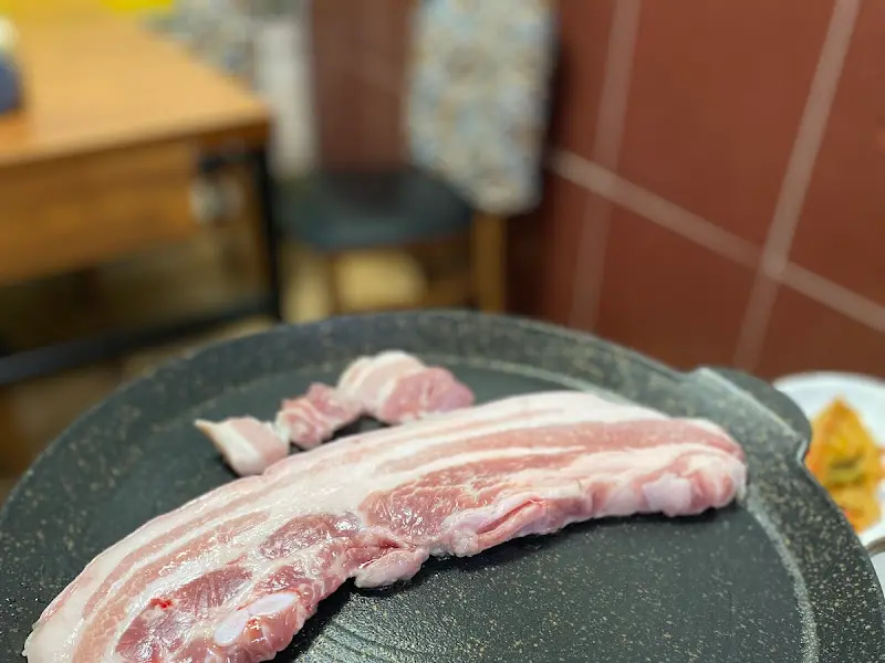 불판 위에서 익어가는 삼겹살