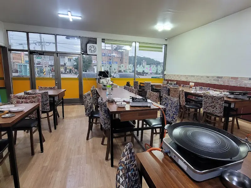 넓고 쾌적한 식당 내부