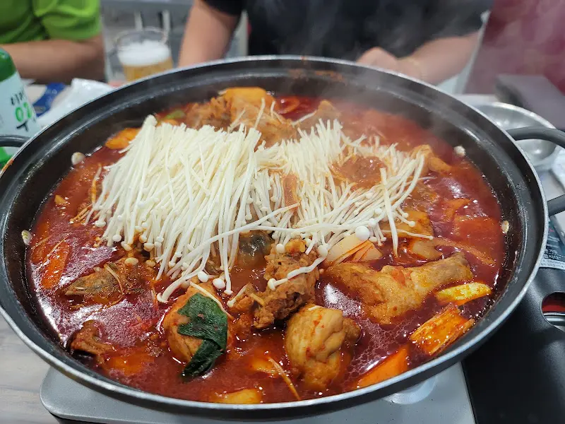 보글보글 끓고 있는 닭볶음탕