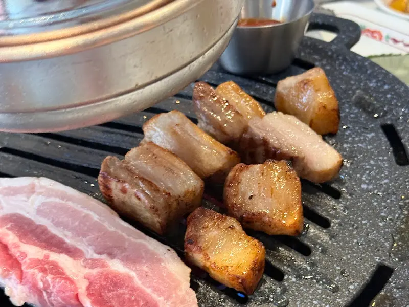 노릇노릇 익어가는 항정살과 삼겹살