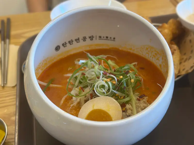 달항아리 모양의 그릇에 담겨 나온 탄탄면