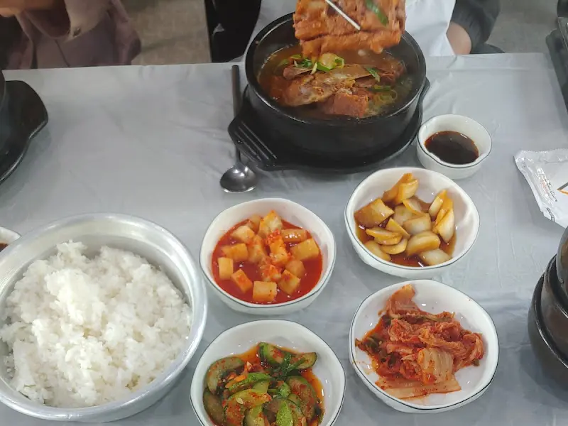 푸짐한 갈비탕 한 상 차림