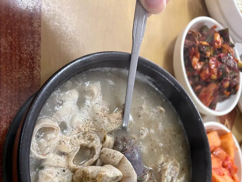 숟가락으로 내장 들어올리는 모습