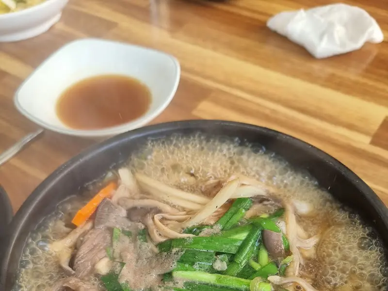 버섯과 채소가 어우러진 육개장