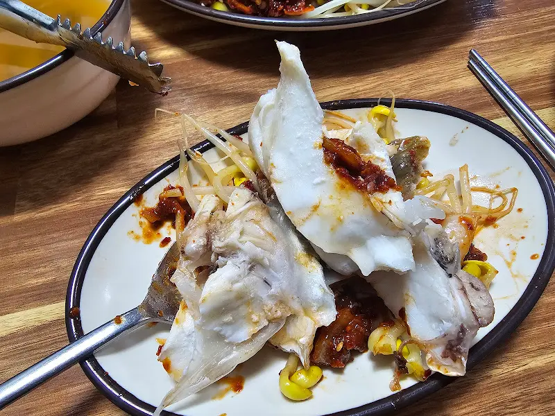 앞접시에 담은 대구뽈찜