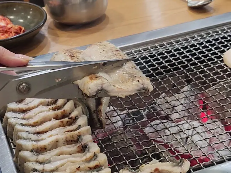 장어를 먹기 좋게 손질하는 모습