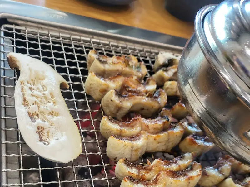 숯불 위에서 익어가는 장어와 버섯