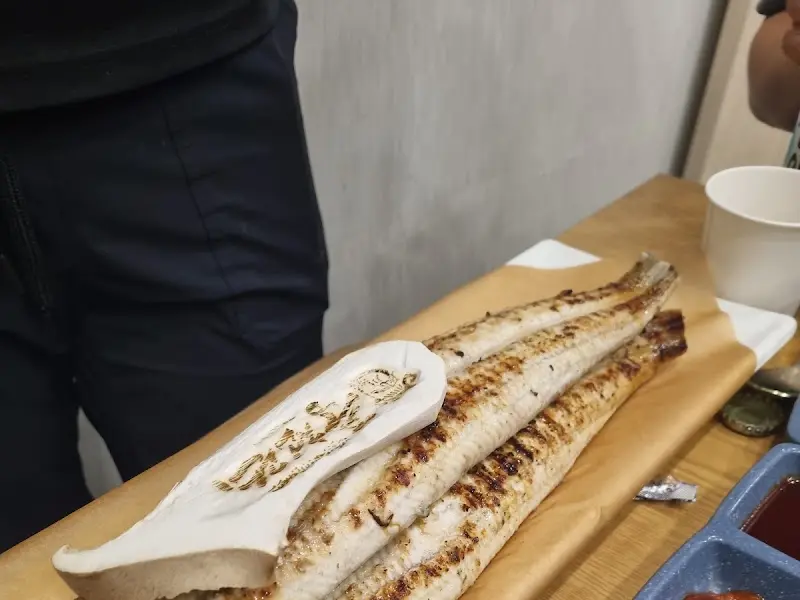 초벌구이된 장어와 버섯