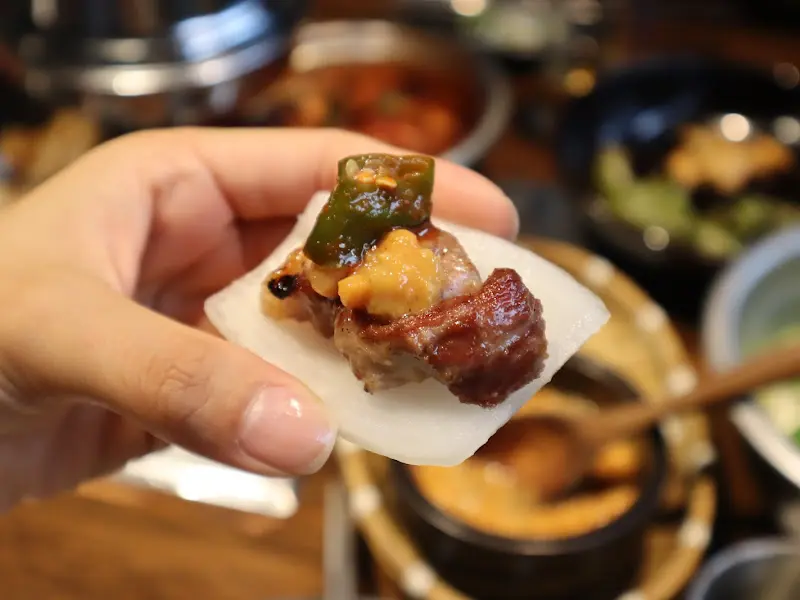 주먹고기와 양파, 보리된장의 환상적인 조합