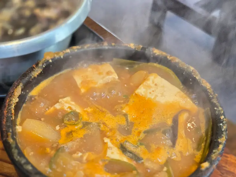 해물이 듬뿍 들어간 해물 냄비밥