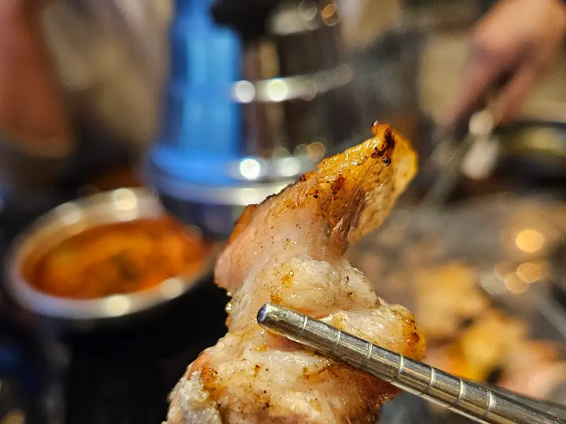 노릇하게 구워진 주먹고기 한 점