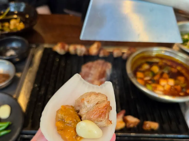 육즙 가득한 주먹고기와 보리된장의 조화