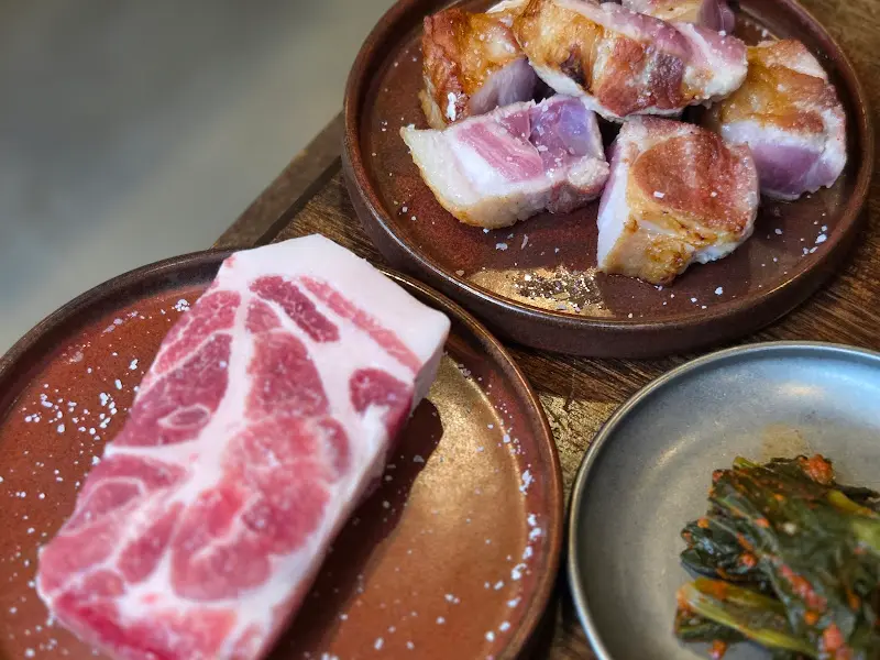 엄용백 돼지구이 동래점의 푸짐한 한 상 차림